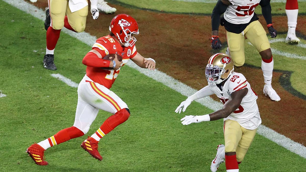 Patrick Mahomes runs for a touchdown