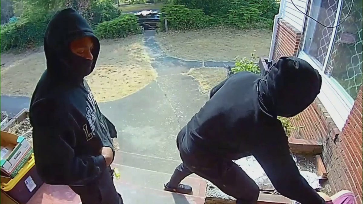 suspects robbing victim