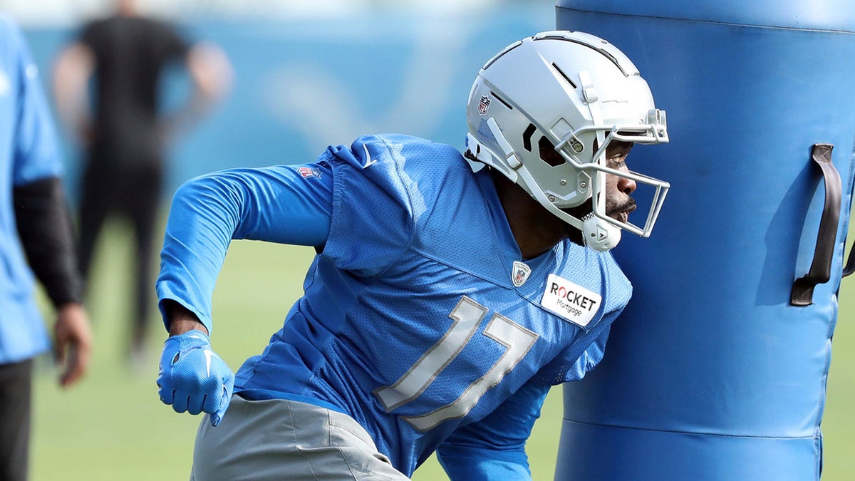 Denzel Mims practices during training camp