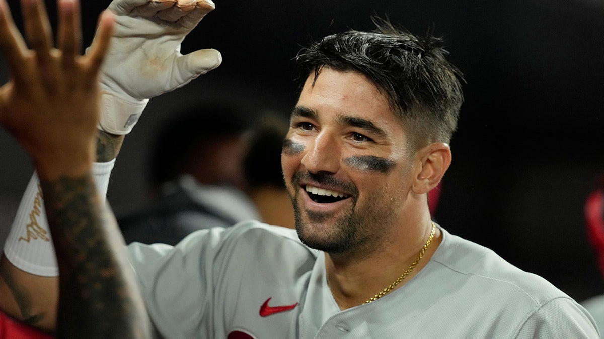 Nick Castellanos helps Phils