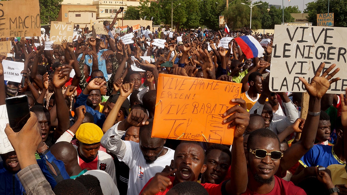 Niger coup supporters demonstrate