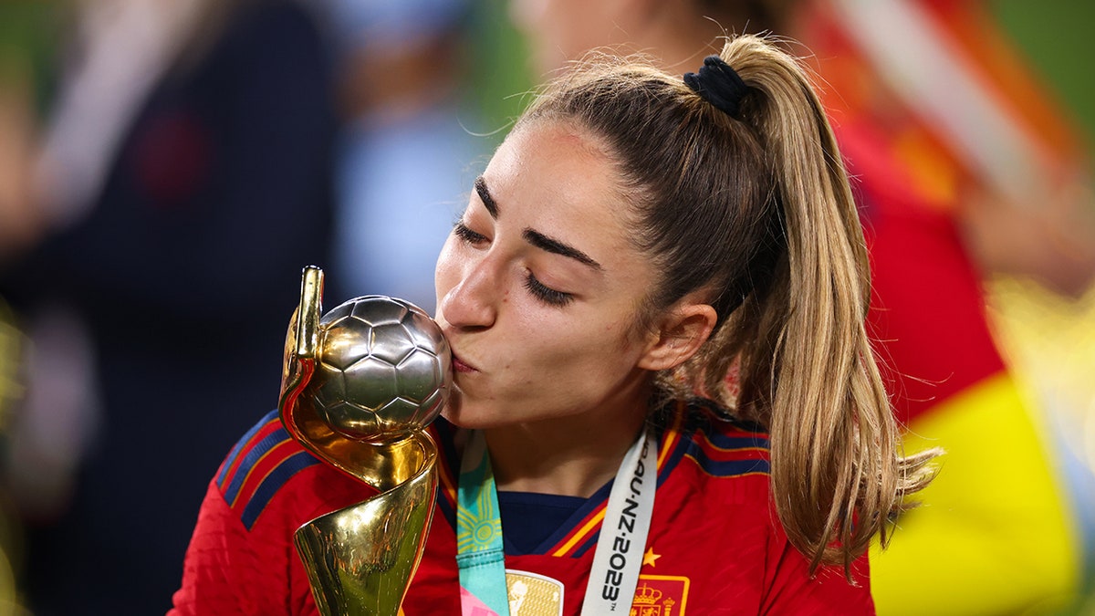 Olga Carmona kisses trophy