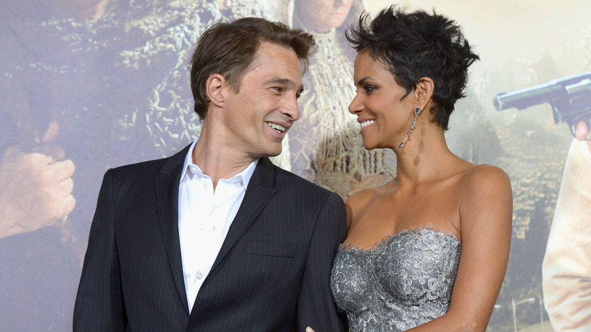 Olivier Martinez and Halle Berry on a red carpet