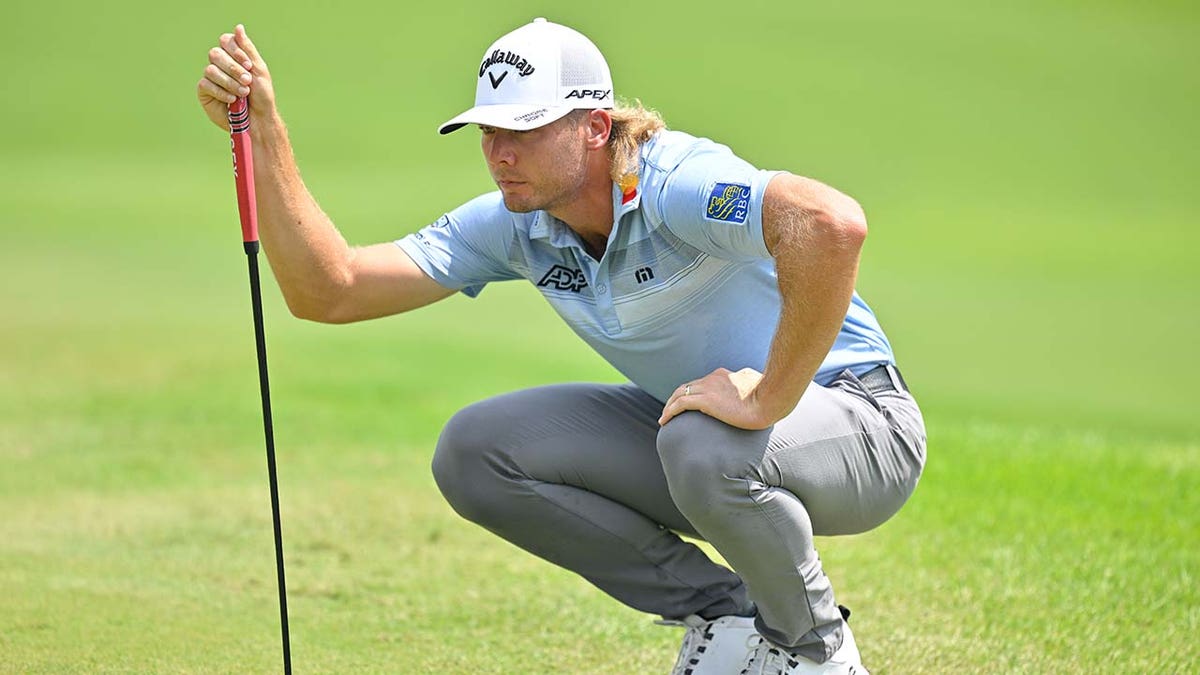 Sam Burns before a putt