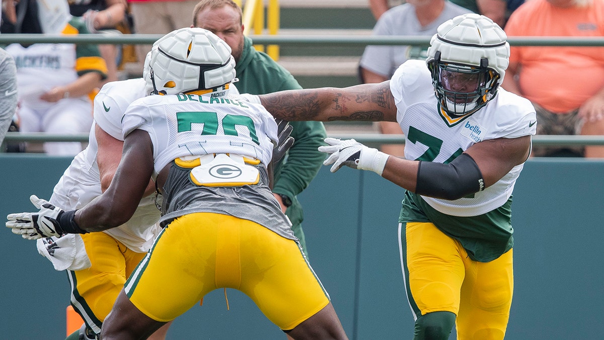 Elgton Jenkins berpartisipasi dalam latihan