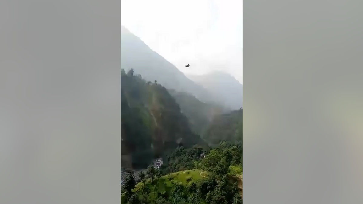 Gondola with 8 people inside is stuck in Pakistan