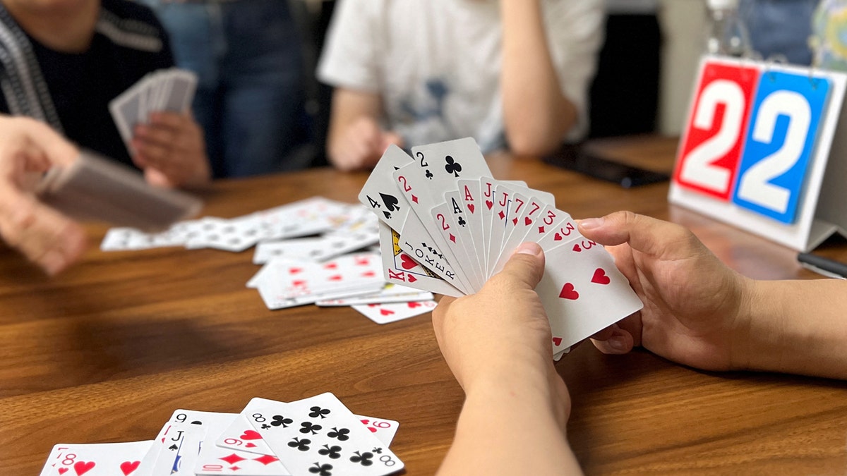 People learning to play guandan