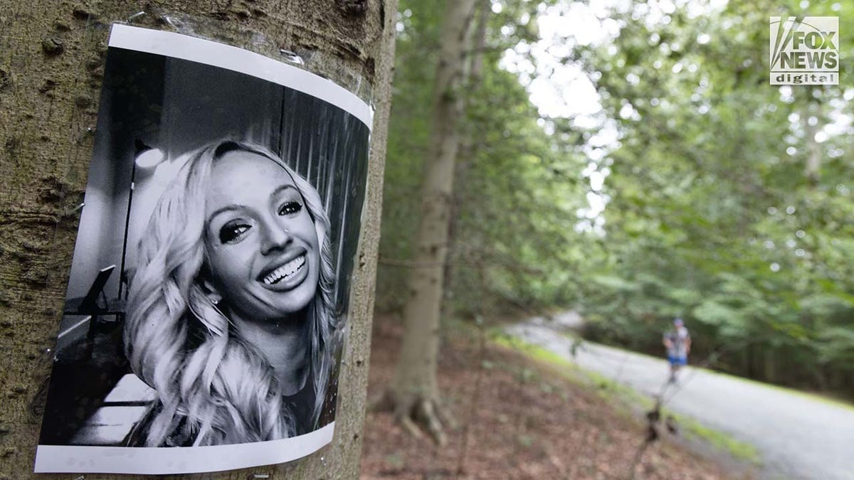 Uma foto de Rachel Morin é postada em uma árvore ao longo de uma rota de caminhada