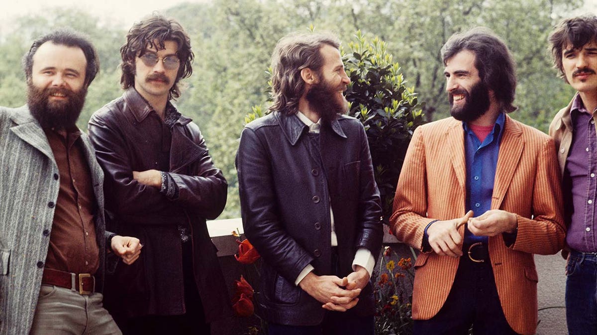 Band berpose untuk foto potret di London