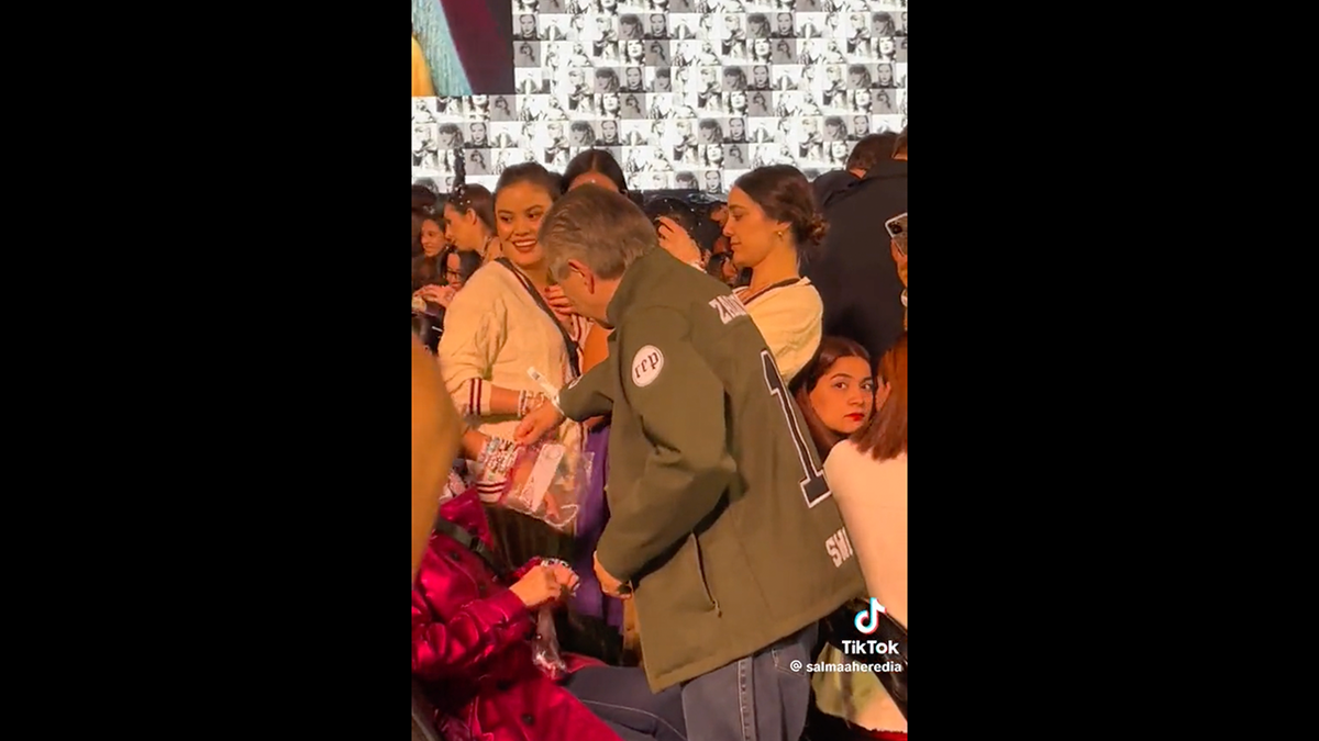 Arturo Zaldivar exchanging bracelets at concert