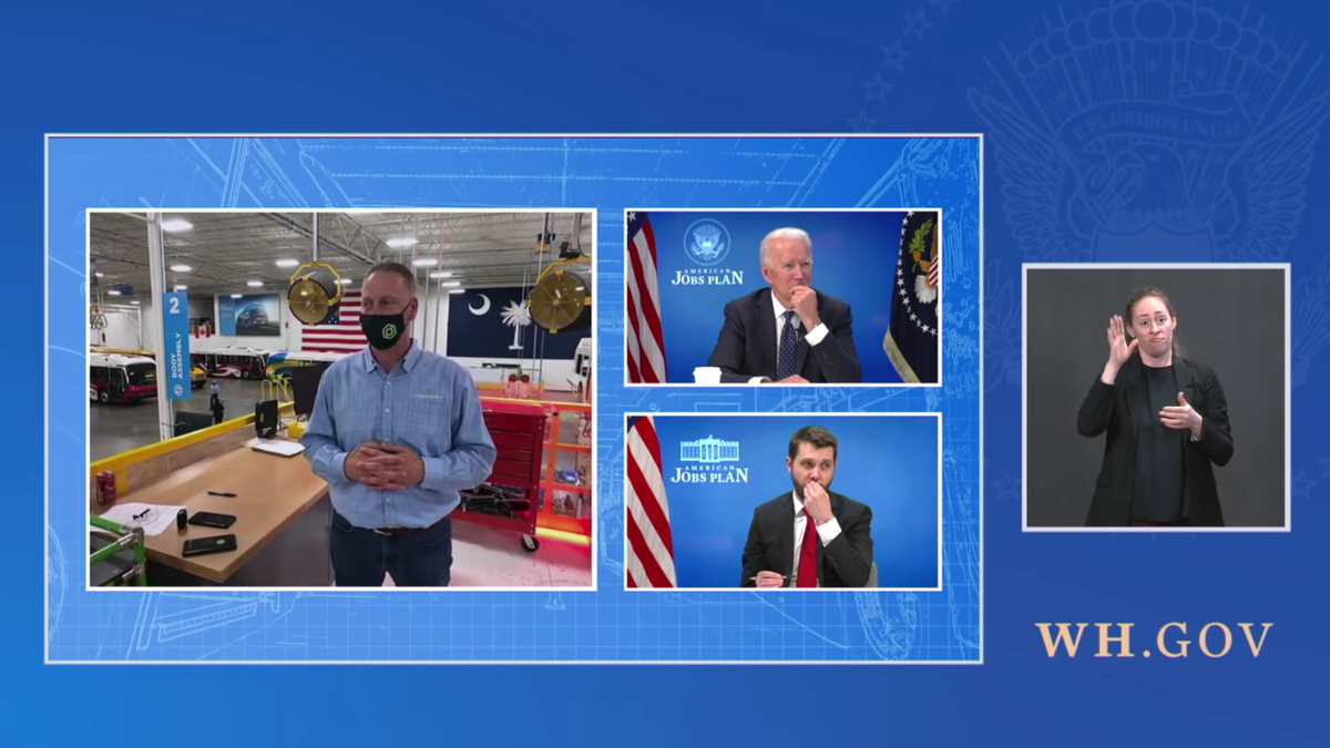 O presidente Biden e o ex-conselheiro econômico sênior da Casa Branca, Brian Deese, recebem o Proterra em um evento virtual na Casa Branca em 20 de abril de 2021.