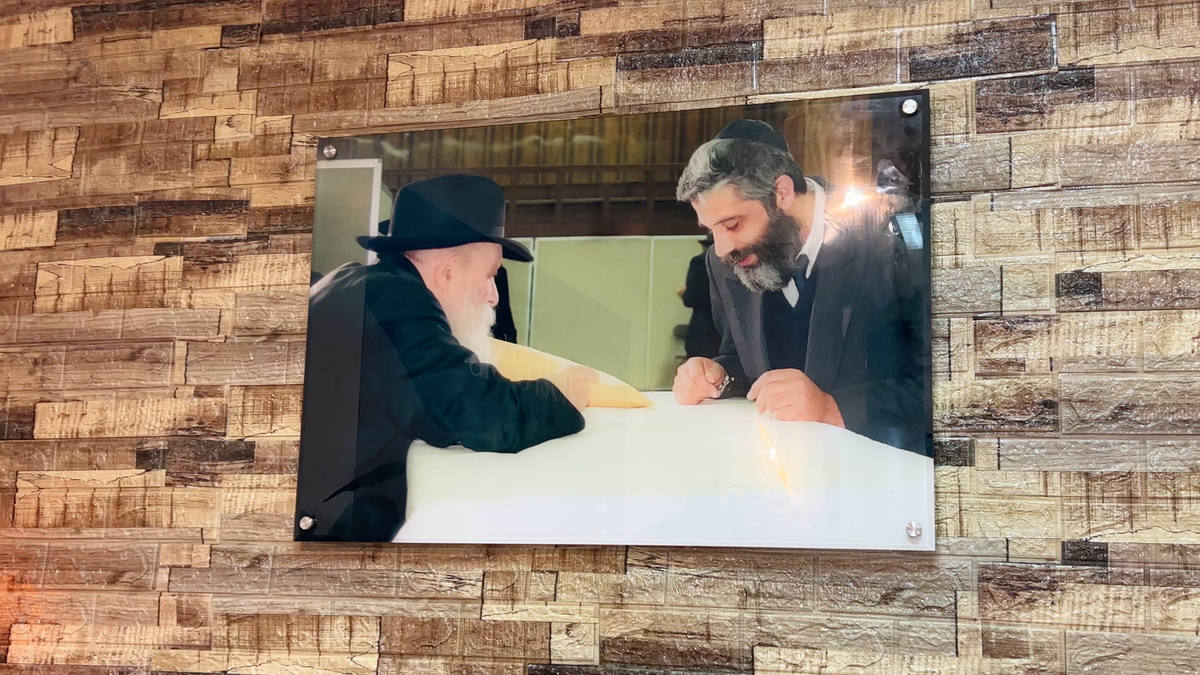 Avi Taub with Rabbi Menachem M. Schneerson