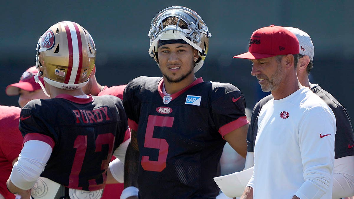 Shanahan stands with Purdy and Lance during training camp