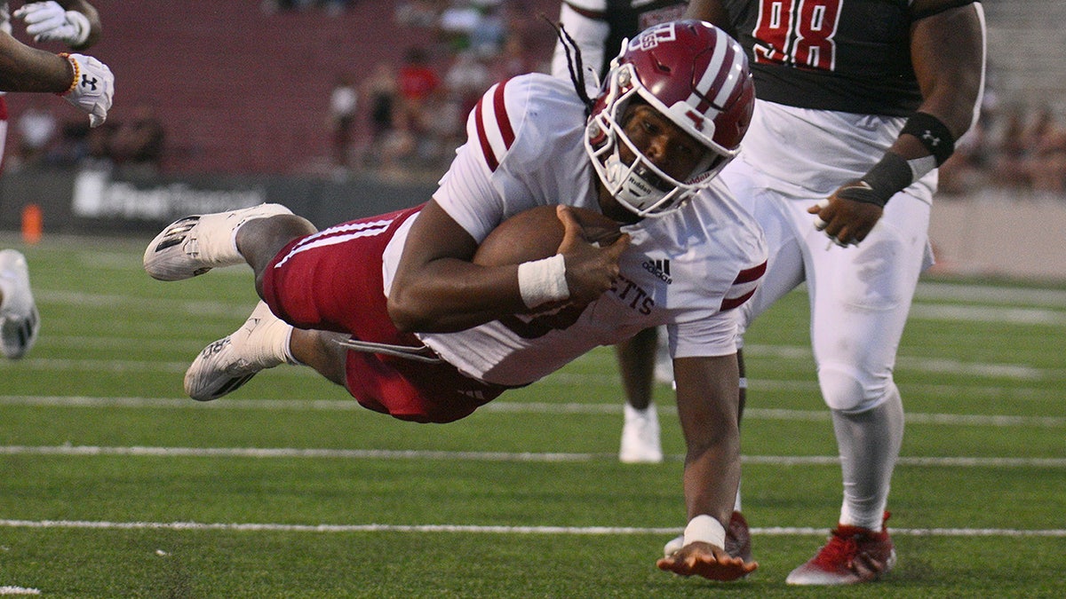 Taisun Phommachanh dives for a TD