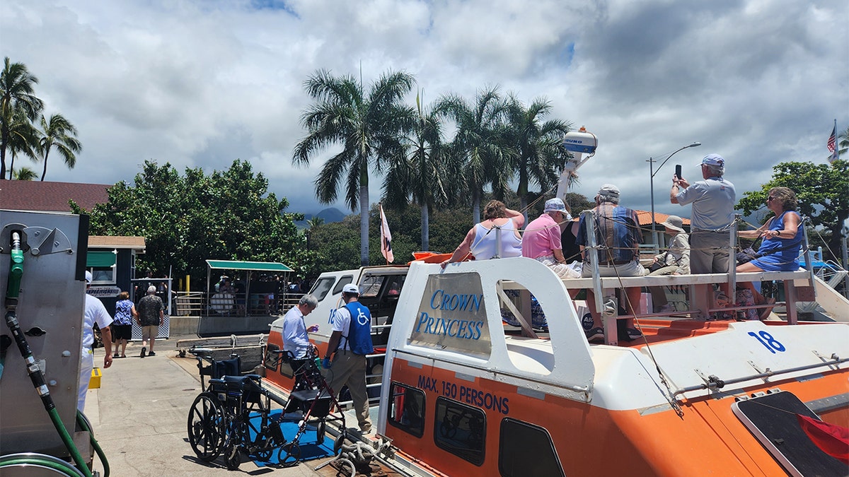 lahaina tourists arrive