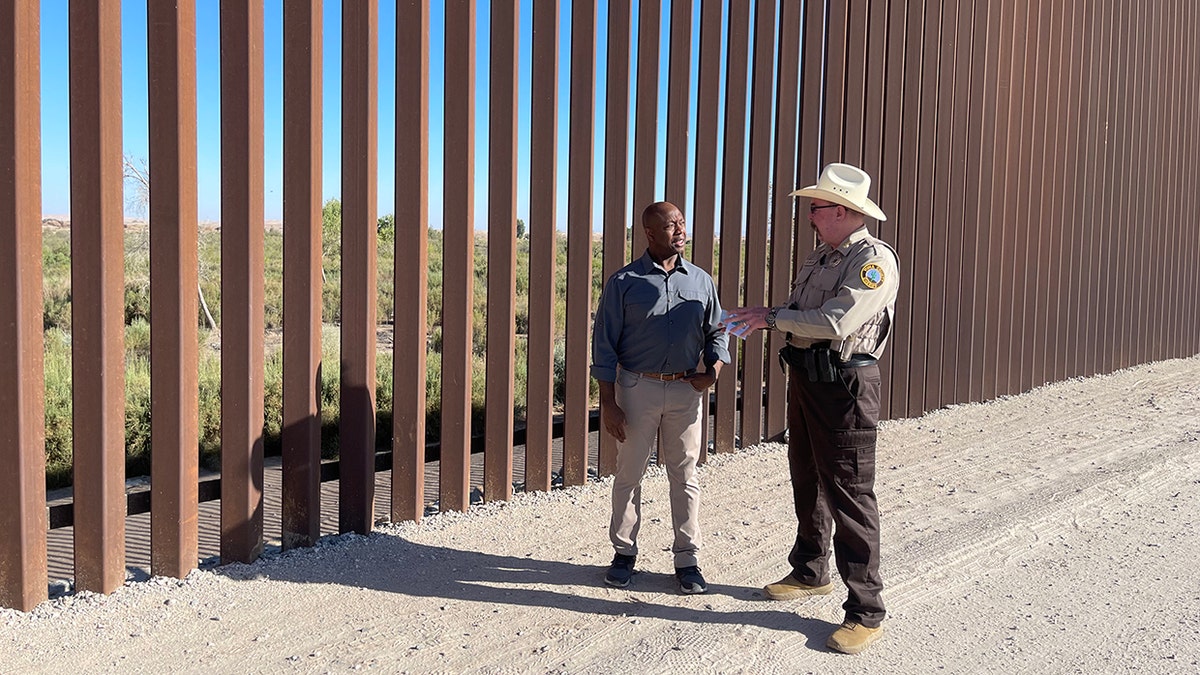 Sen. Tim Scott, R-S.C., visits the border wall