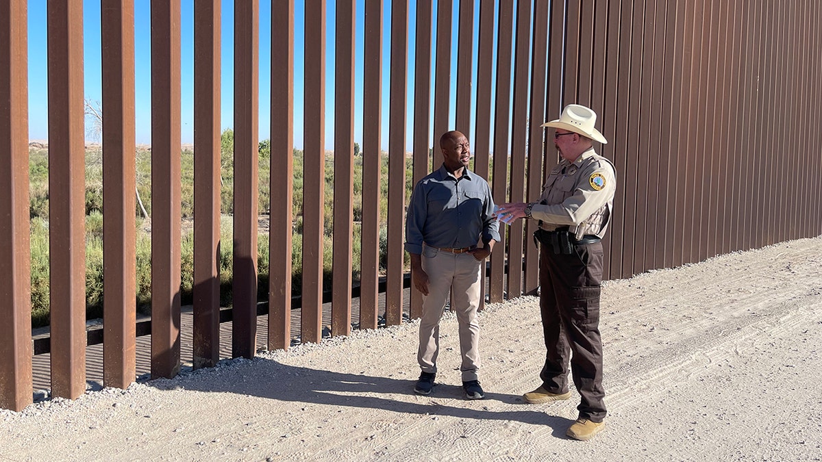 Sen. Tim Scott, R-S.C., visits the border wall