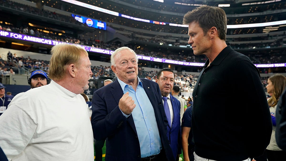 Tom Brady talks to Jerry Jones and Mark Davis