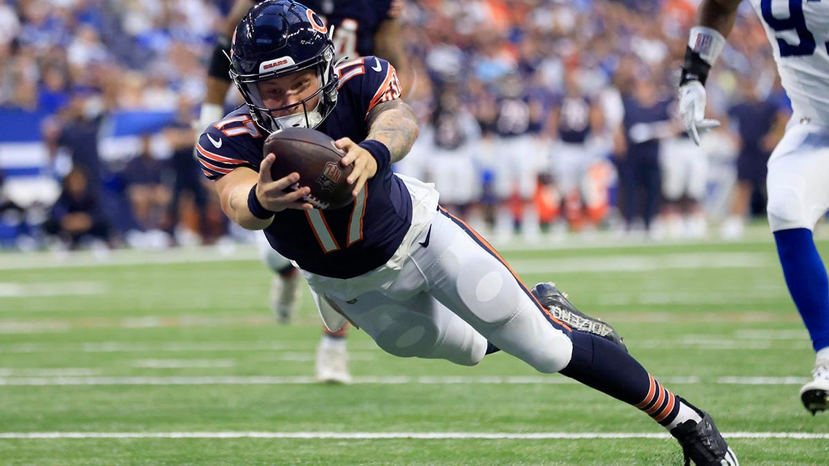 Undrafted rookie quarterback from DII school vying for Bears backup job:  'Everything's open right now'