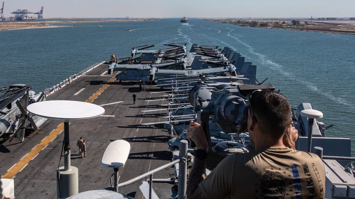 USS Bataan no Canal de Suez