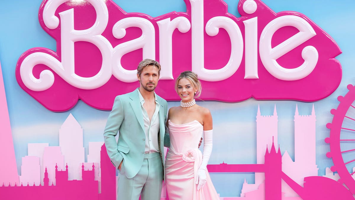 Ryan Gosling and Margot Robbie pose