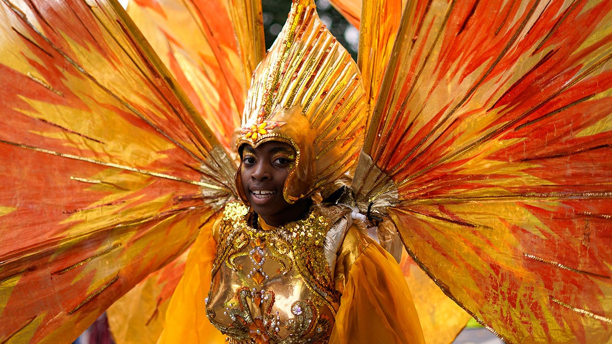 Mulher fantasiada no Carnaval de Notting Hill