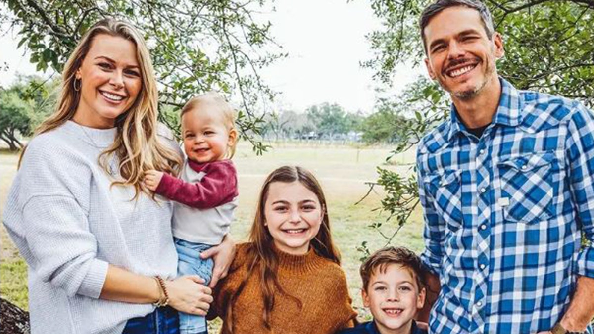 Granger Smith with his wife and children