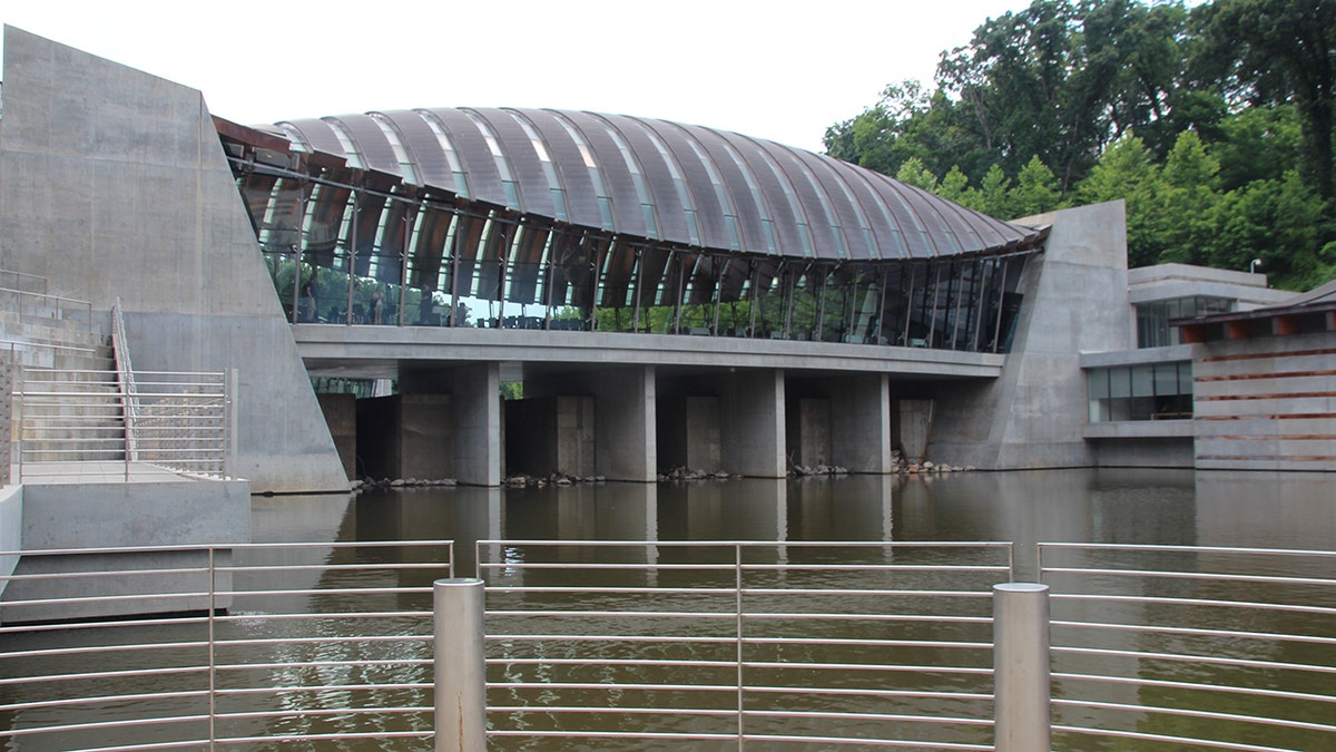 The outside of Crystal Bridges Museum of American Art 