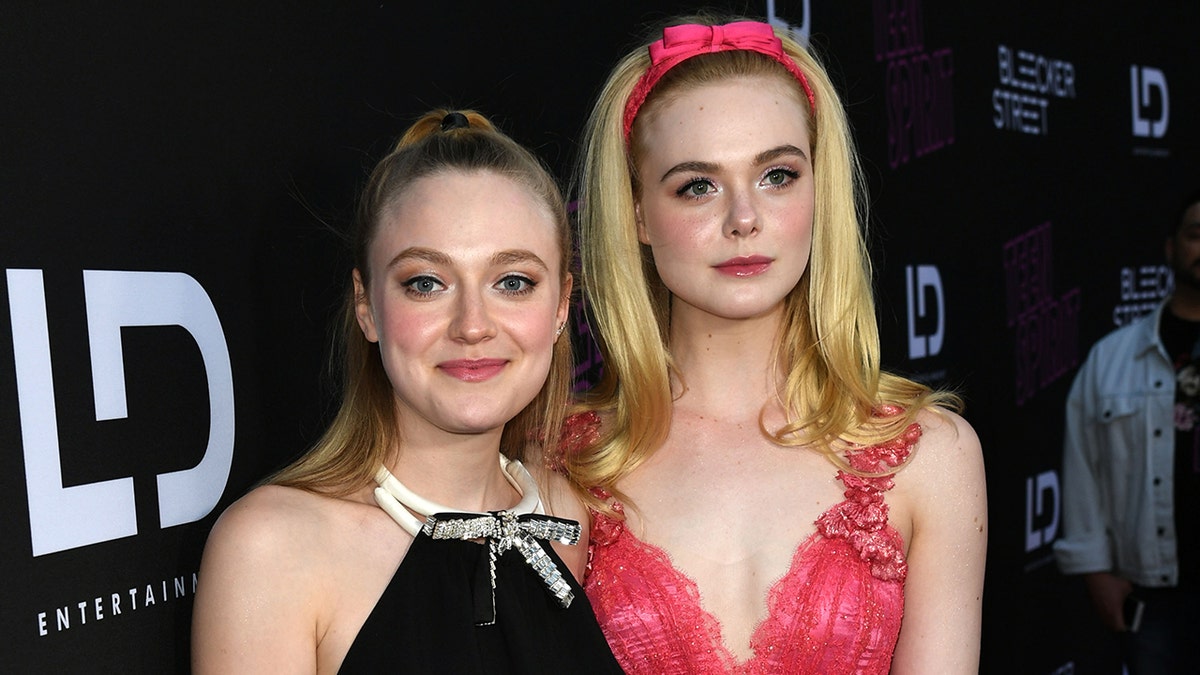 Dakota and Elle Fanning