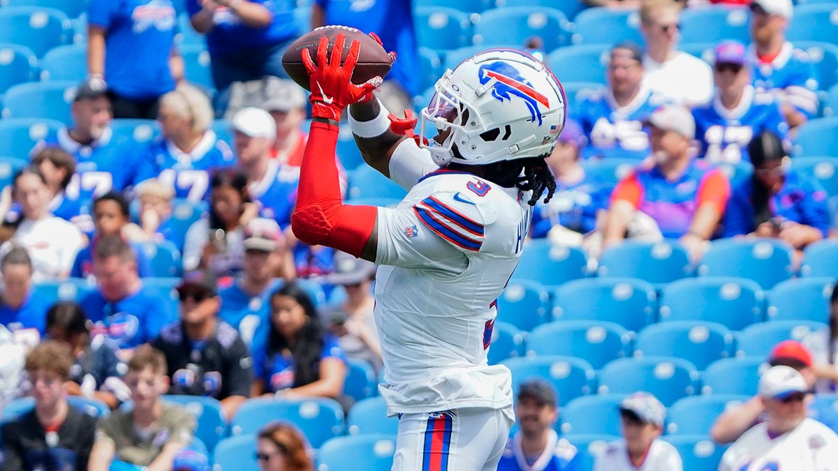 Damar Hamlin warms up