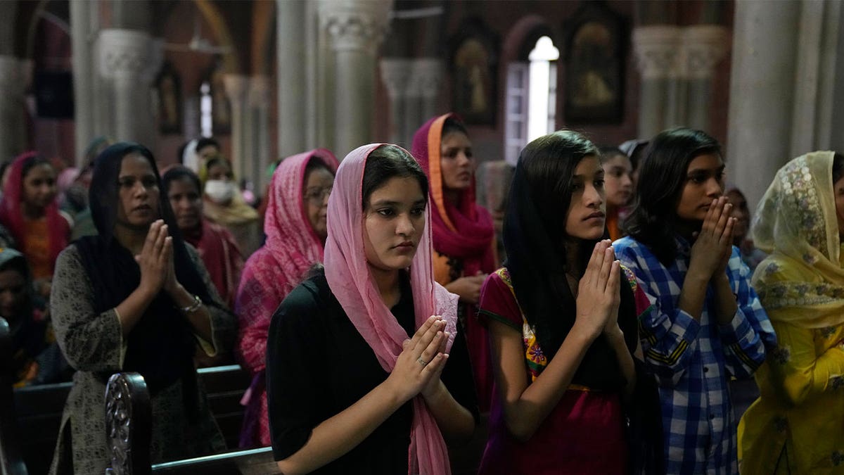 Pakistani Christians pray 