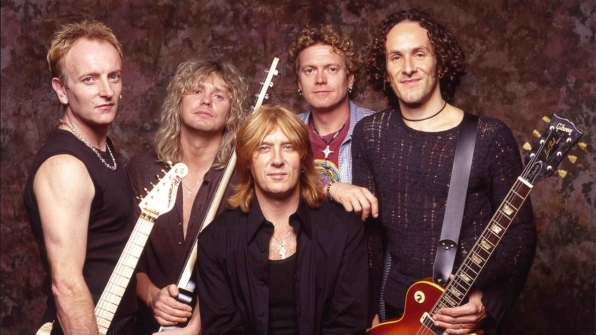 A Def Leppard frontembere, Joe Elliott elismerteA Def Leppard frontembere, Joe Elliott elismerte  