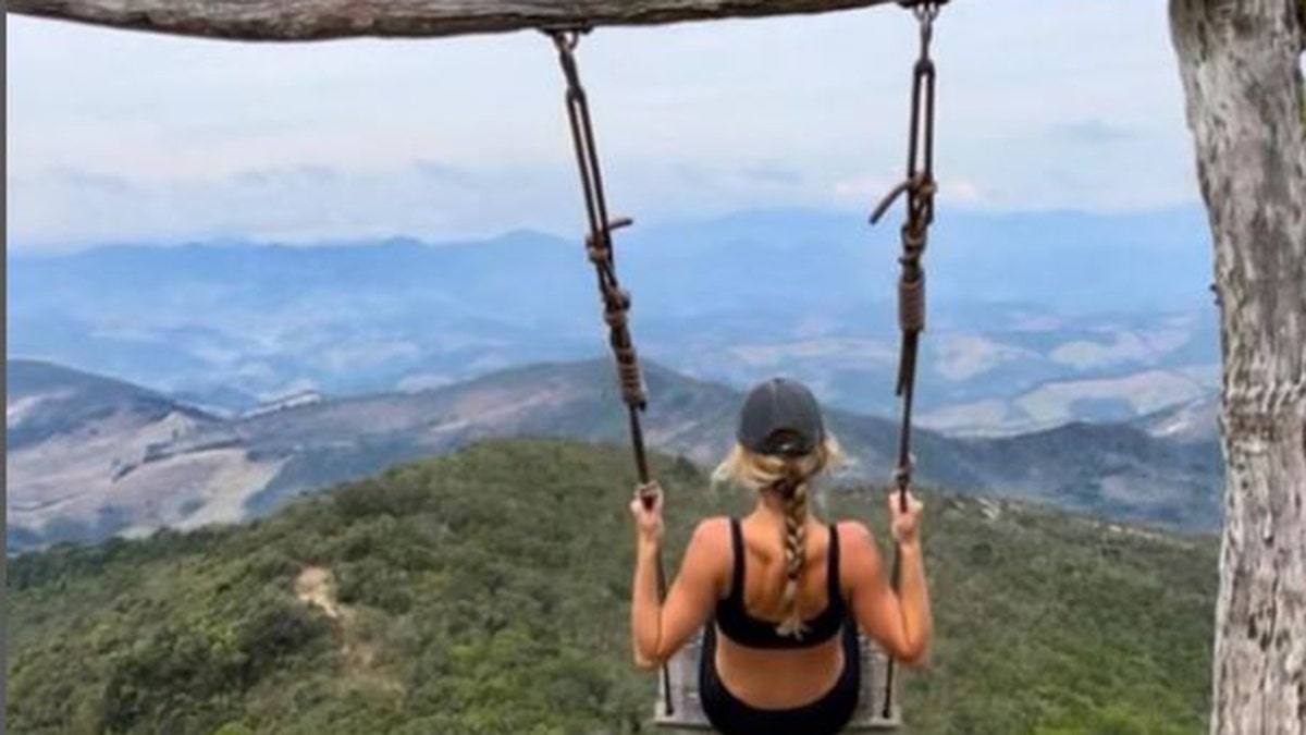 Gisele Bündchen swinging 