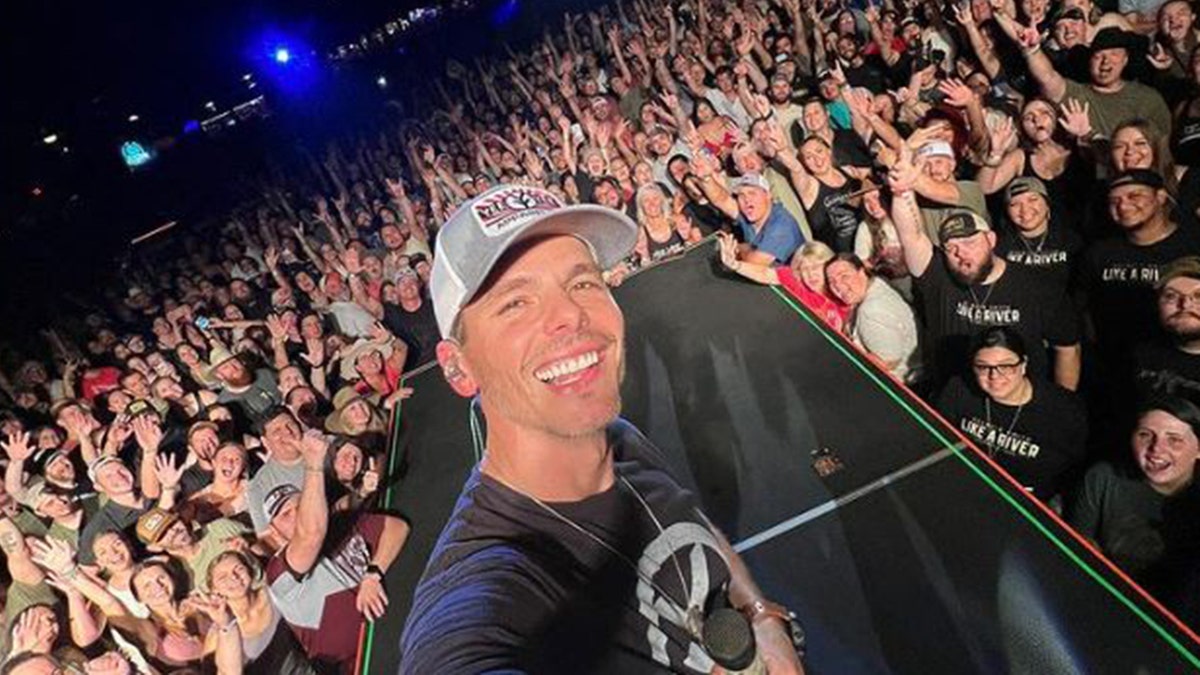 Granger Smith takes a selfie with fans at his last show