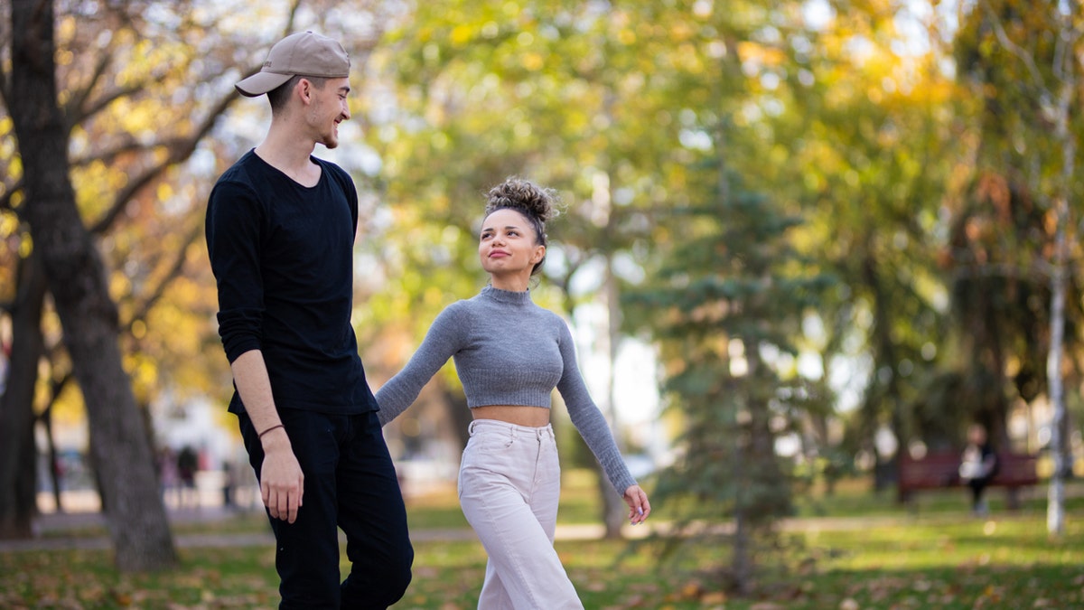 Why short women like dating tall men and vice versa, according to