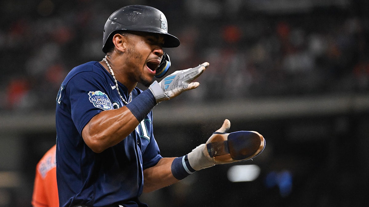 Julio Rodriguez sets major league record with 17th hit in 4 games, Mariners  down Astros