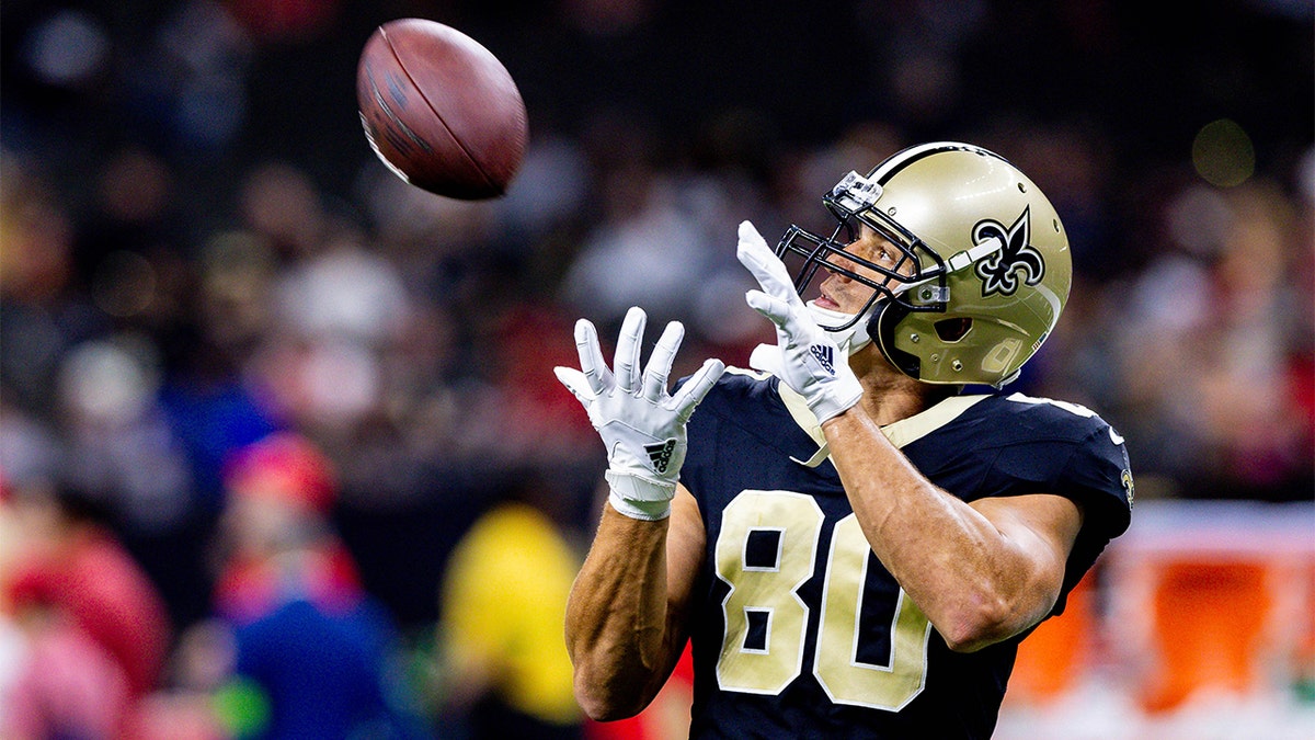 Jimmy Graham warms up