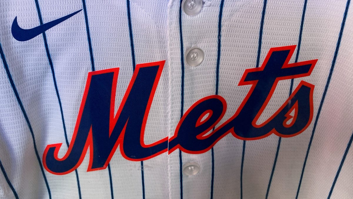 Mets logo on jersey