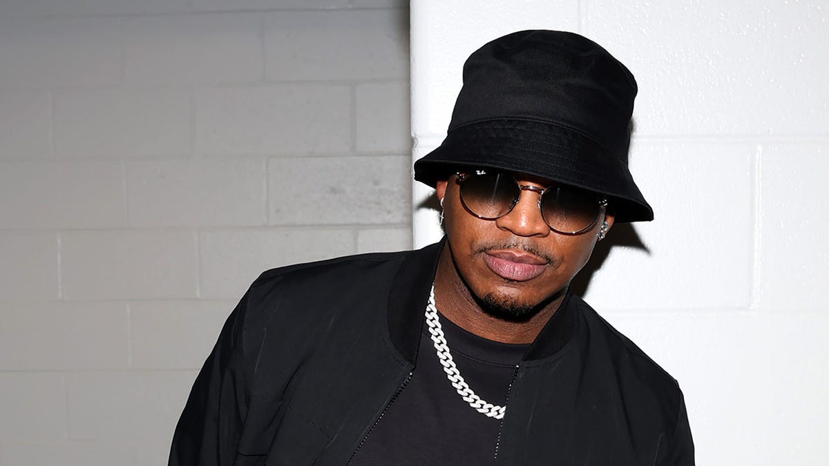 neyo wearing a hat