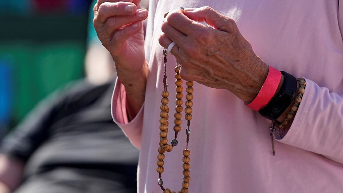 Ohio rally, praying the rosary