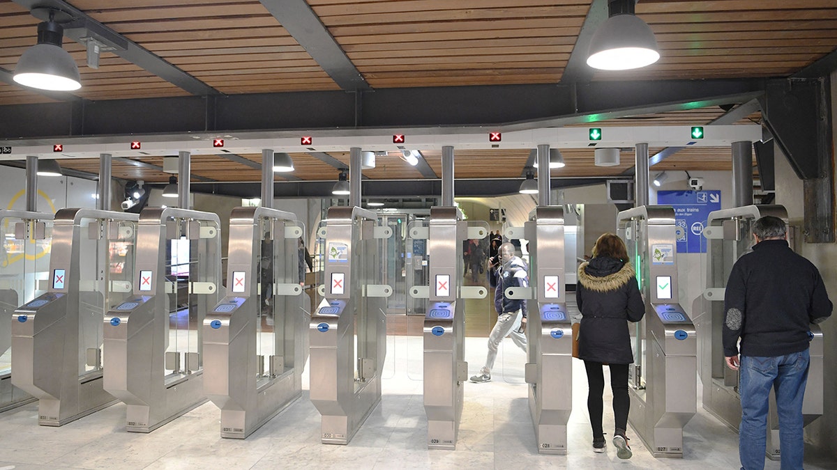 Entrance to Paris metro 