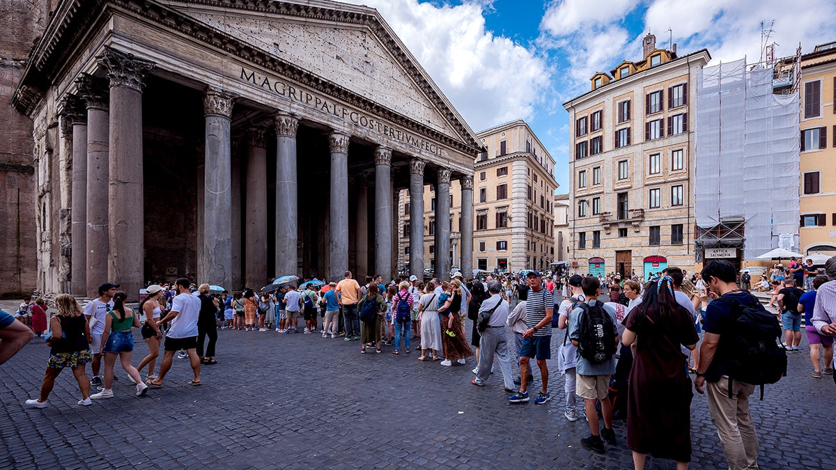 Tourists lined up at the Pantheon