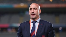Spanish FA president Luis Rubiales apologizes for Jenni Hermoso kiss that caused outrage