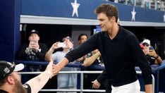 Tom Brady gives advice to Raiders quarterbacks before game vs Cowboys