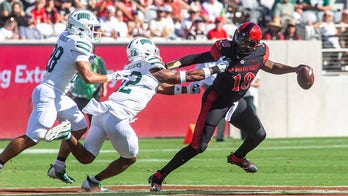 San Diego State's Jalen Mayden nails official in face with football