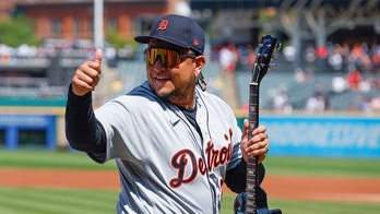 Miguel Cabrera jokingly squares up with José Ramírez after Guardians All-Star's bout with Tim Anderson