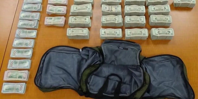 Dinero colocado en la mesa de la redada de drogas