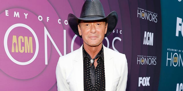 A photo of Tim McGraw at the ACM Honors