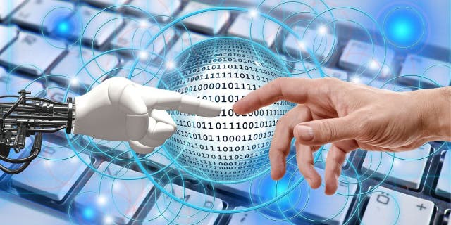 Stok görüntü, bir insan eline doğru uzanan bir robot eli gösteriyor