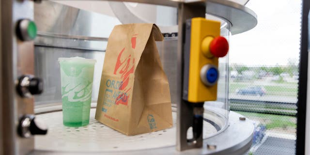 Taco Bell'den yapay zeka otomatik arabaya servis teslimatının fotoğrafı.